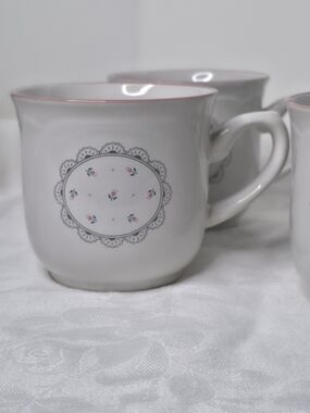 Vintage Japan Victoriana Stoneware Coffee Mugs Set 4